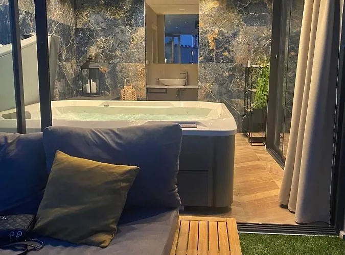 Little Rock Center 4*